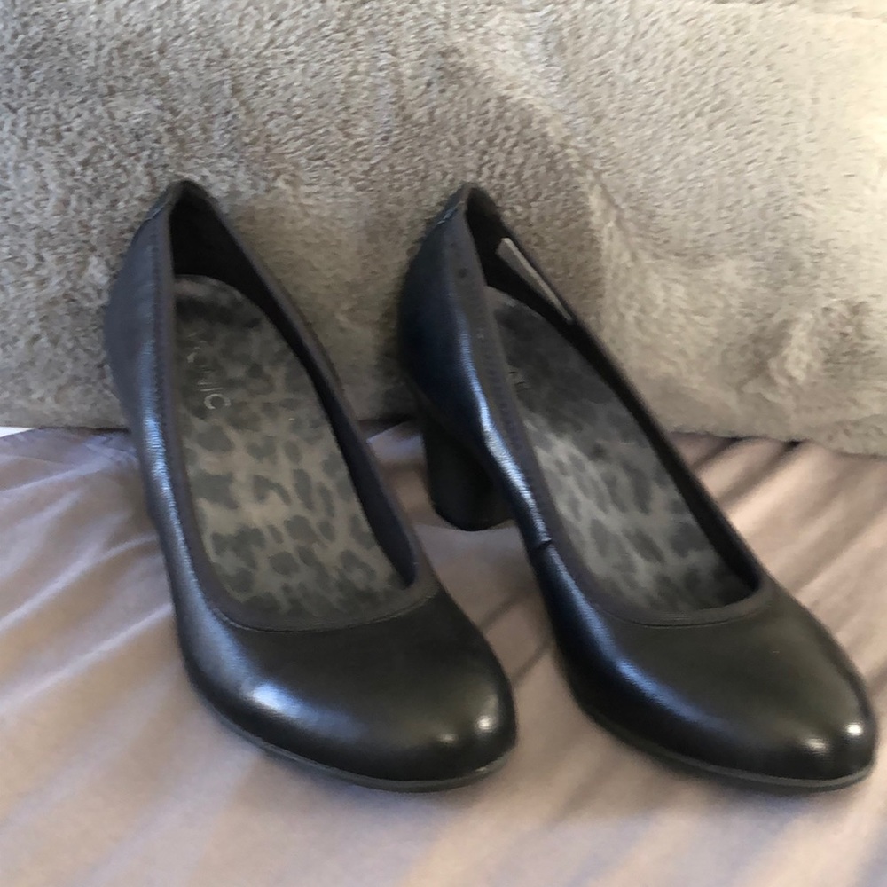 VIONIC  8-1/2 Black pumps